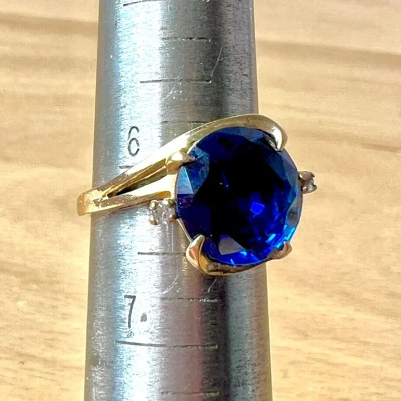 VINTAGE 10K YELLOW GOLD LARGE ROUND SYNTHETIC BLUE SPINEL RING SPRING HALLMARK